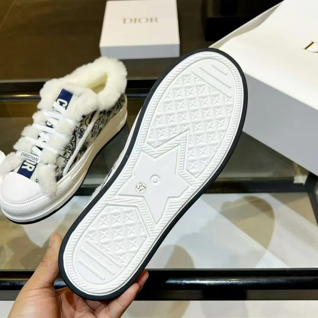 👟👟Ex-factory price 640👟👟——Dior Dior embroidered thick-soled wool casual shoes, fur shoes 𝐃𝐈𝐎𝐑 𝐖𝐚𝐥𝐤'𝐧 Dior presbyopic embroidered wool thick-soled canvas shoes, casual sports shoes, this Walk'n'Dior Thick-soled sneakers are a stylish piece that elevate the collection. Oblique printed cotton embroidered upper with comfortable platform sole, tongue and Christian Dior Paris signature laces. Can add fashionable temperament to all kinds of casual looks. Original custom-made imported Oblique printed embroidery fabric. Imported soft sheepskin lining. Original exclusive open-molded TPU material outsole. Bottom thickness 4.5CM. Size: Women's 35-41 (custom-made 41 is non-refundable)